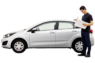 Мастер оценивает авто.