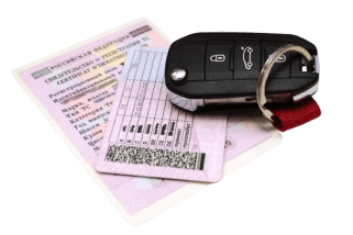 Водительские права и ключи от авто.